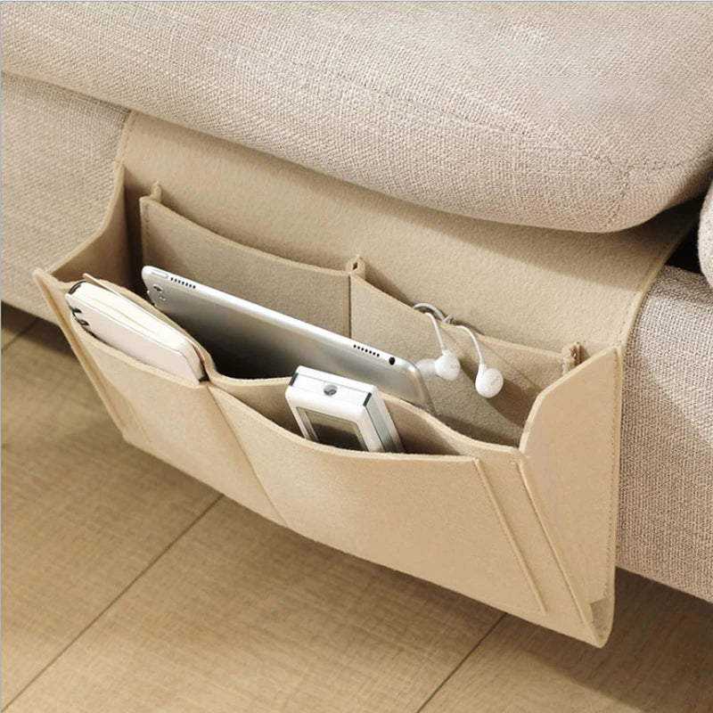 Beige sängficka på soffan med fjärrkontroll och surfplatta